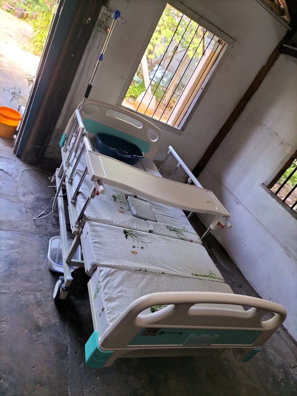 Hướng dẫn chọn mua giường y tế cho người già phù hợp với tình trạng người bệnh cũng như túi tiền người lao động